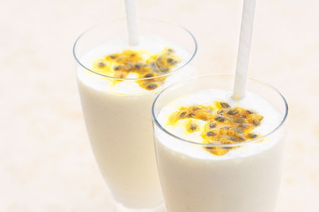 healthy-smoothie-recipe-passionfruit-banana-vanilla-yoghurt-smoothies