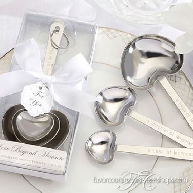 homemade-wedding-favor-ideas-heart-shaped-measuring-spoons-in-gift-box