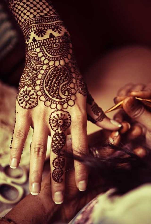 27 Simple And Beautiful Mehndi Designs For Front Hand - Wedding Secrets